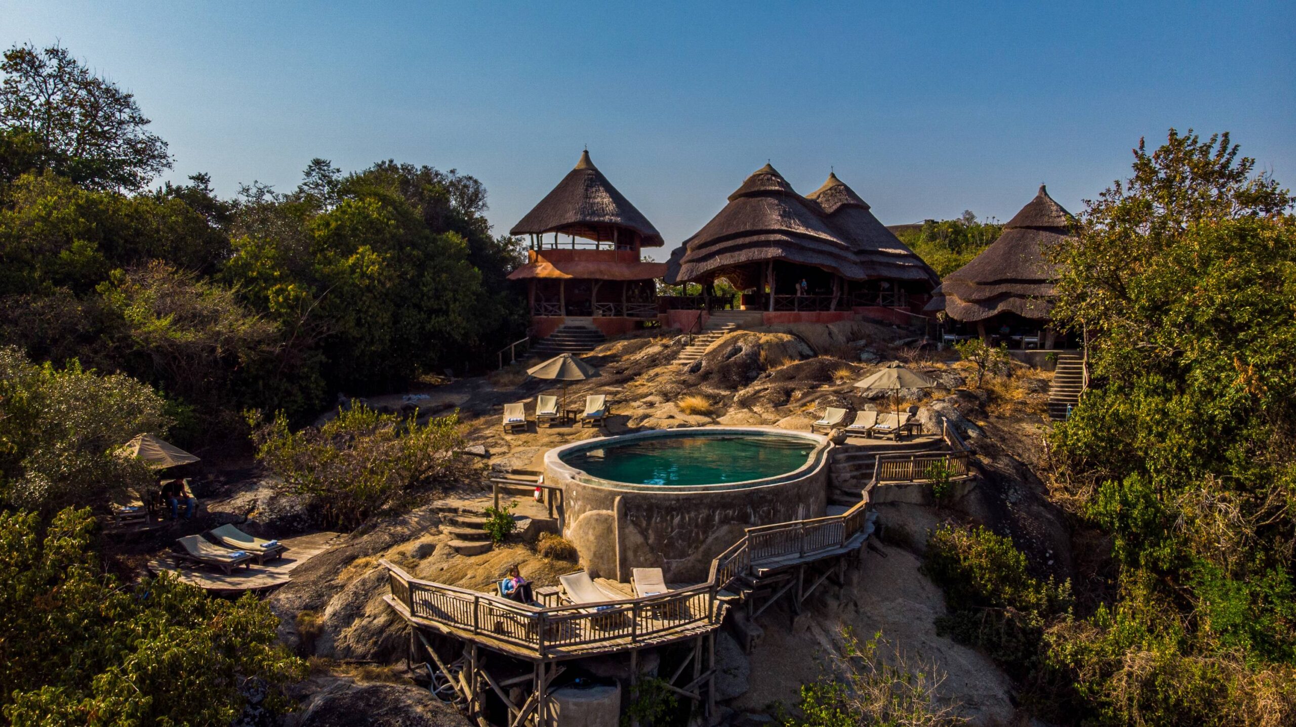 Mihingo Lodge aan Lake Mburo – exclusieve eco-lodge met panoramisch uitzicht over savanne en wildleven, aangeboden door Christoffel Travel.