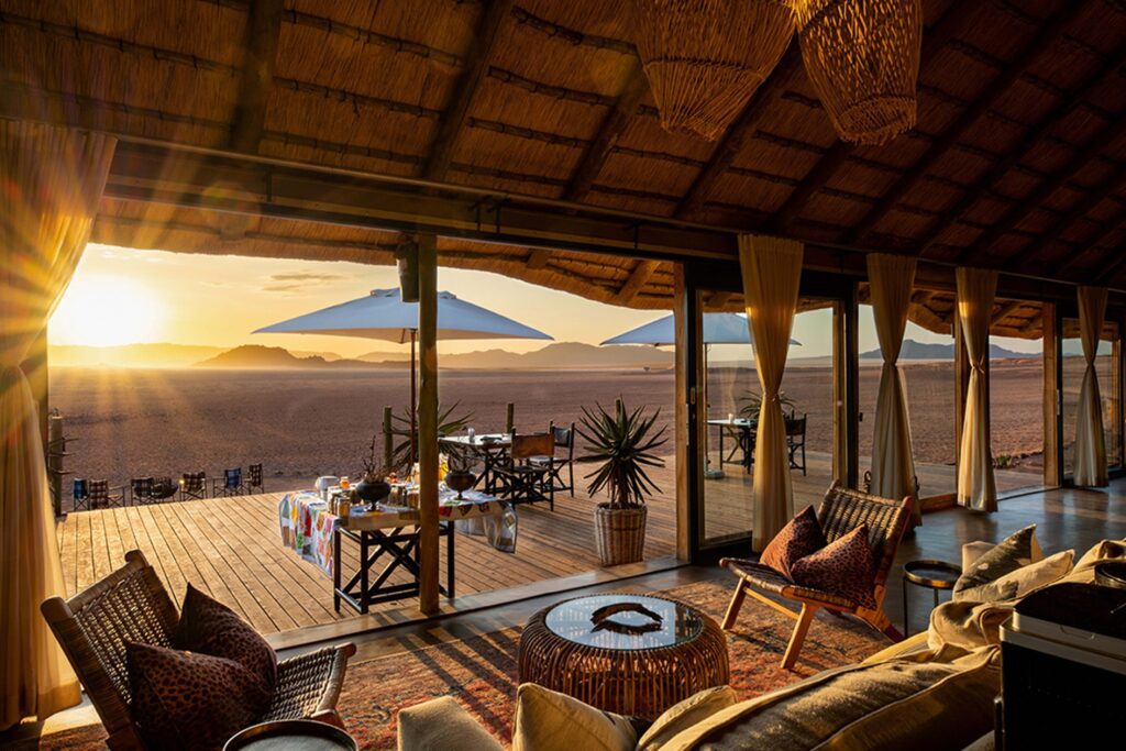 Kwessi Dunes Lodge in de NamibRand Nature Reserve, omringd door rode zandduinen en eindeloze woestijnlandschappen – Christoffel Travel.