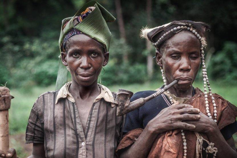 Culturele ontmoeting met de Batwa in Oeganda, begeleid door Christoffel Travel.