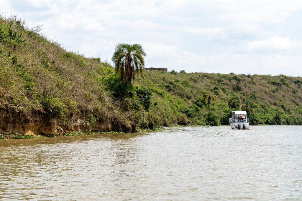 Bootsafari op het Kazinga Channel in Oeganda, met nijlpaarden, vogels en olifanten – Christoffel Travel.