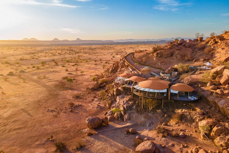 Minimalistische lodge Onduli Ridge met uitzicht op granietrotsen en woestijnlandschap – Christoffel Travel