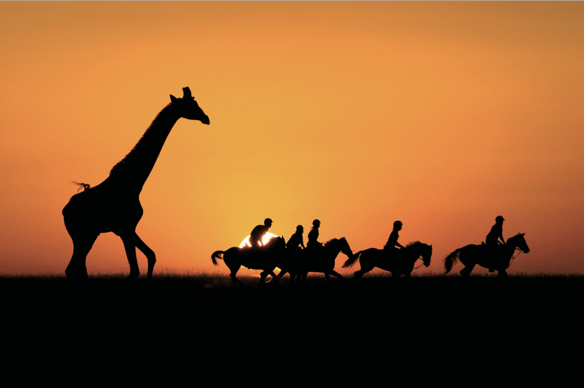 Safari te paard tijdens zonsondergang in de Chyulu Hills bij Ol Donyo Lodge, Kenia – exclusieve ervaring met Christoffel Travel