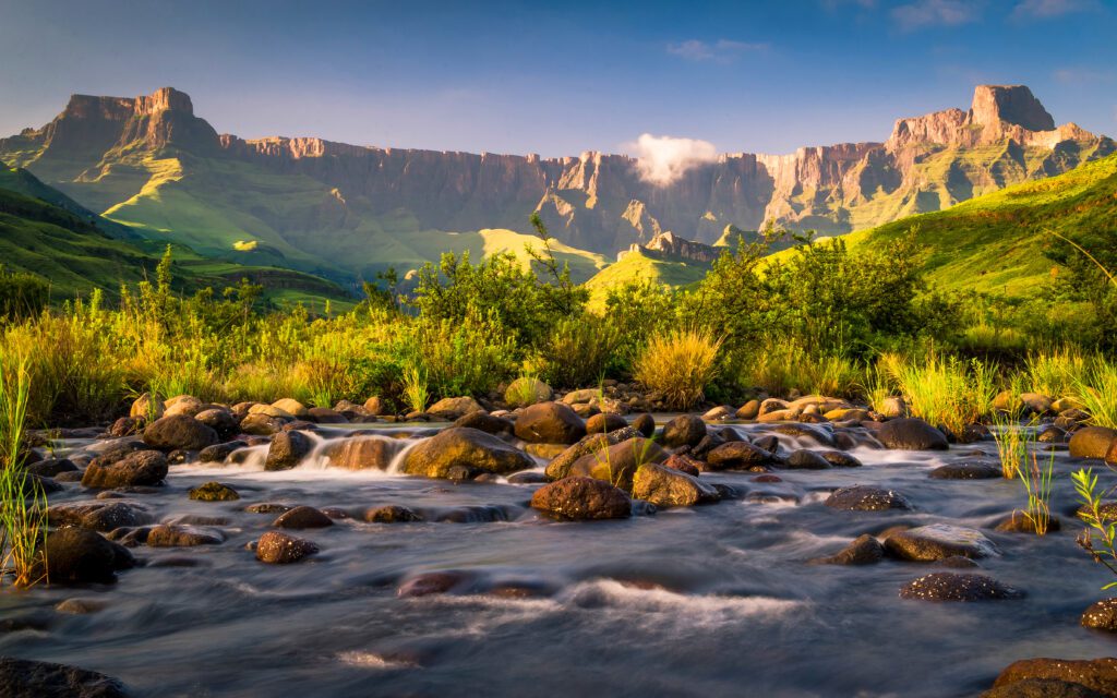 Rivier die leidt naar het iconische Amphitheater in de Drakensbergen, KwaZulu-Natal, Zuid-Afrika – Christoffel Travel