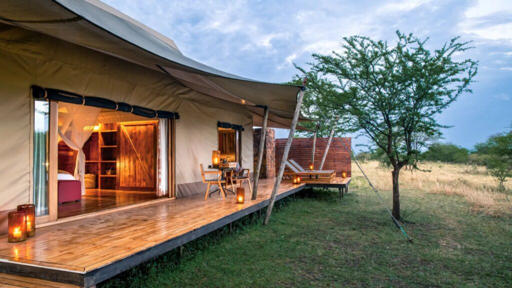Sayari Camp in de noordelijke Serengeti, luxe safaritenten met uitzicht over de eindeloze vlaktes van Tanzania – Christoffel Travel