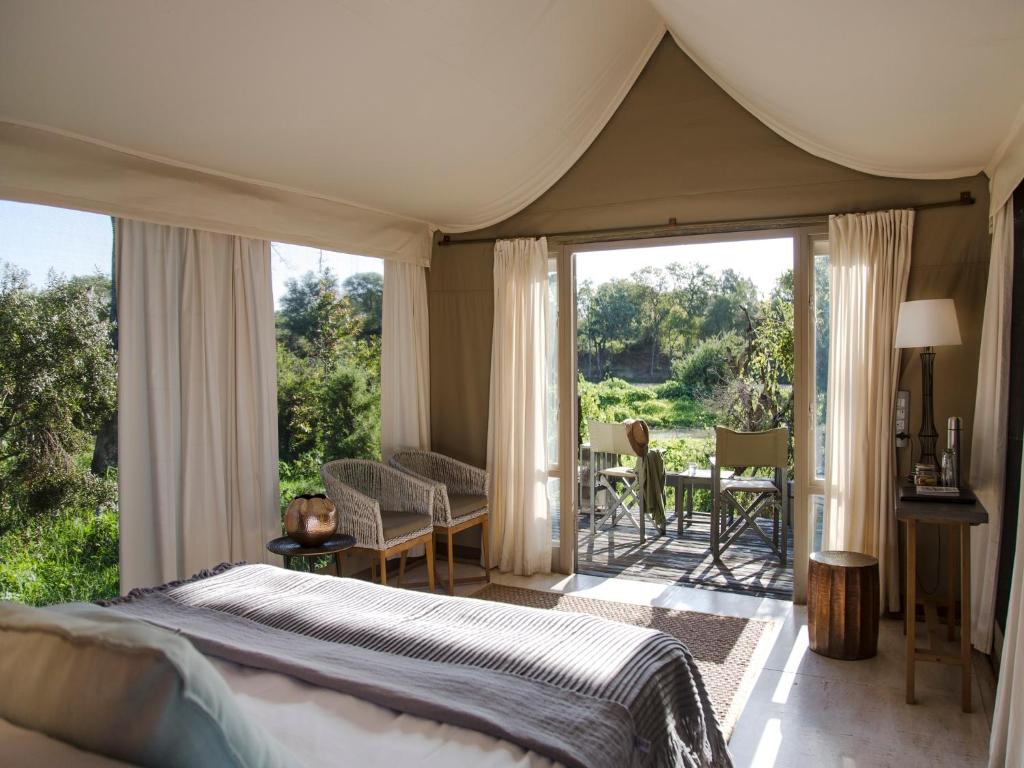 Simbavati River Lodge in het Timbavati Game Reserve, gelegen aan een droog rivierbed – Christoffel Travel.