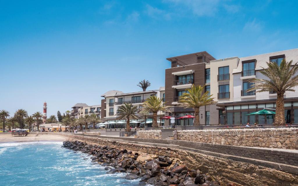 Strand Hotel in Swakopmund, Namibië, direct aan de Atlantische Oceaan met uitzicht op strand en zee – Christoffel Travel.