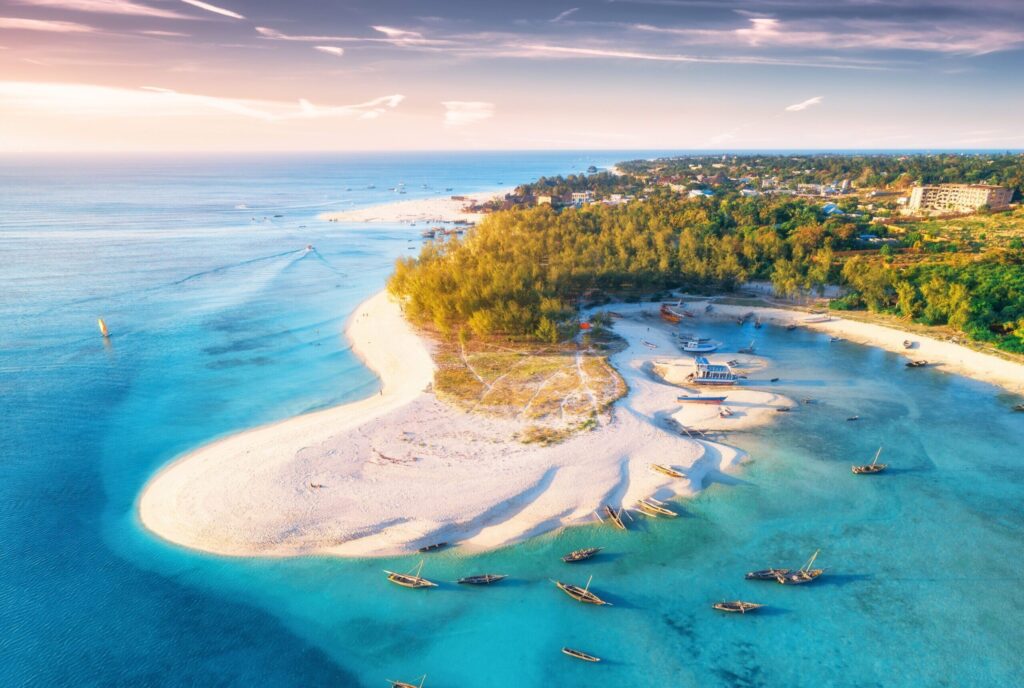 Wit zandstrand en turquoise zee op Zanzibar, luxe strandverblijf met Christoffel Travel