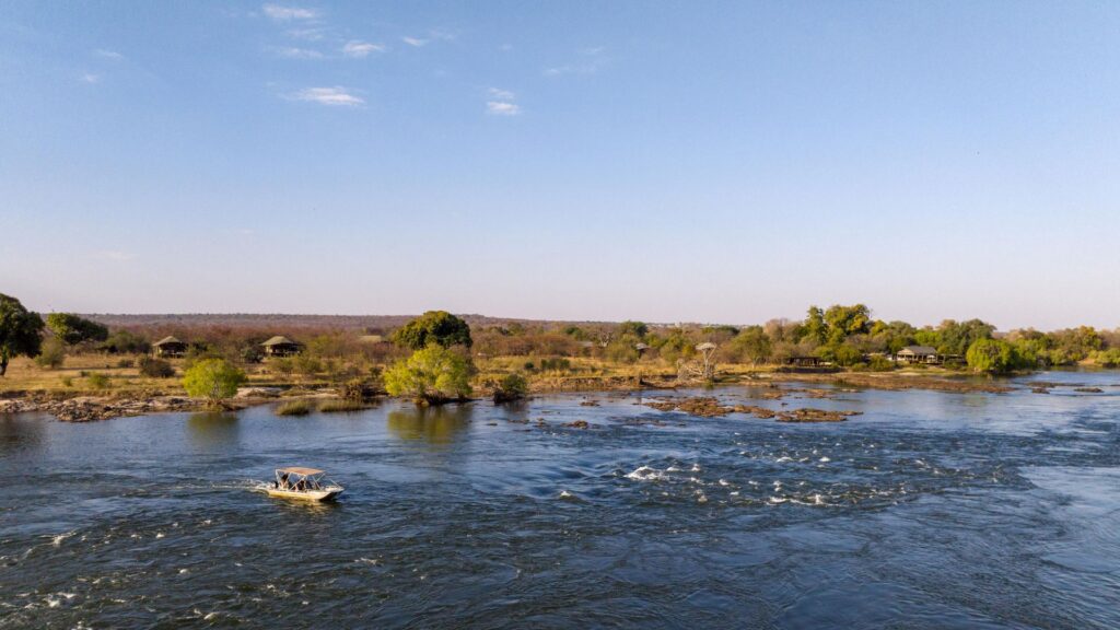 Toka Leya Camp aan de oevers van de machtige Zambezi-rivier, met luxe tenten en uitzicht op de stroming, nabij Victoria Falls – aangeboden door Christoffel Travel.