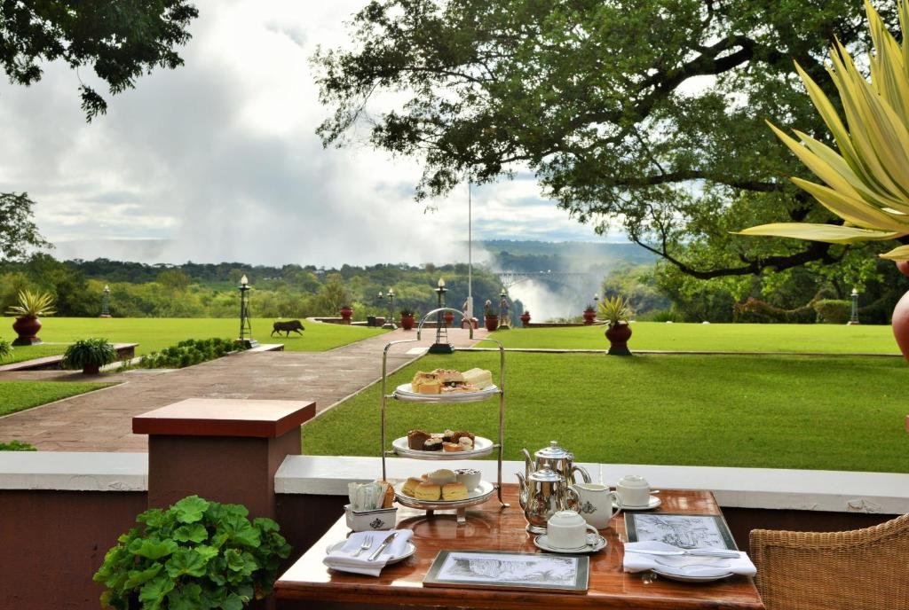 Historisch The Victoria Falls Hotel in Zimbabwe met uitzicht op de iconische Victoriawatervallen – Christoffel Travel.
