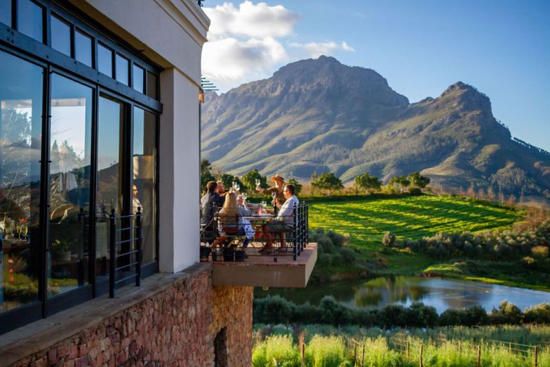 Exclusieve wijnproeverij met gids bij wijnhuizen in Stellenbosch en Franschhoek, Zuid-Afrika.