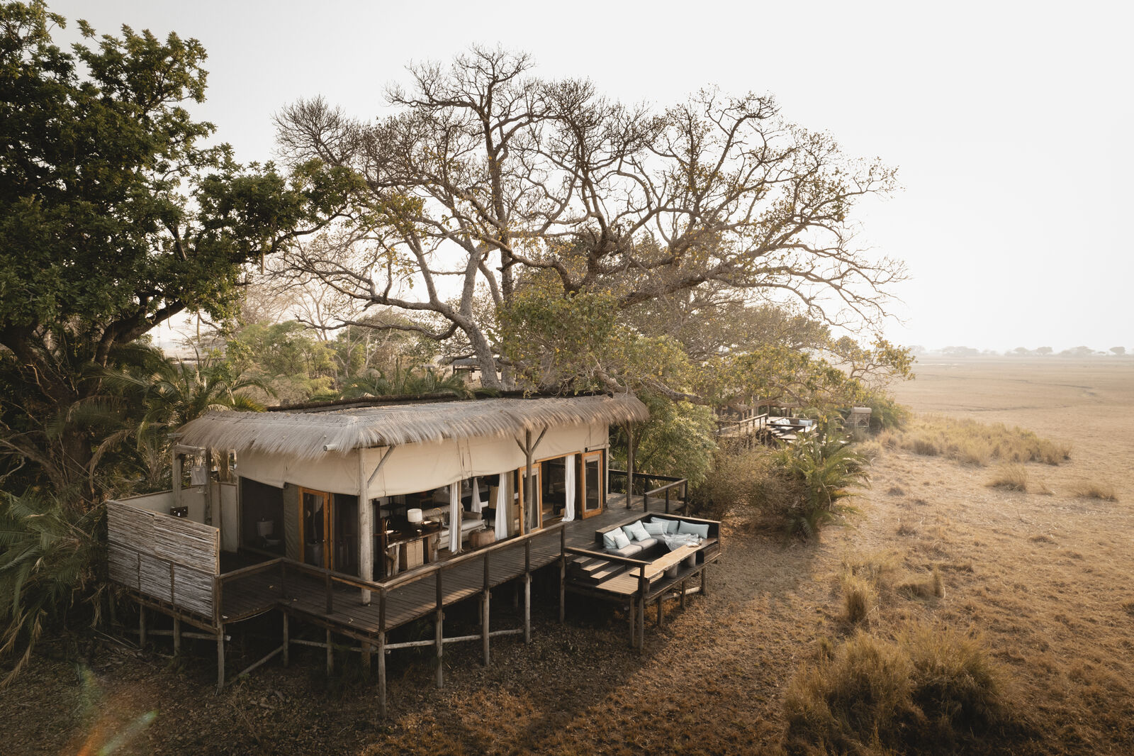 Luchtfoto van Shumba Camp, een luxe safarikamp in het hart van het Busanga-vlakte, omringd door uitgestrekte graslanden in Kafue National Park – aangeboden door Christoffel Travel.