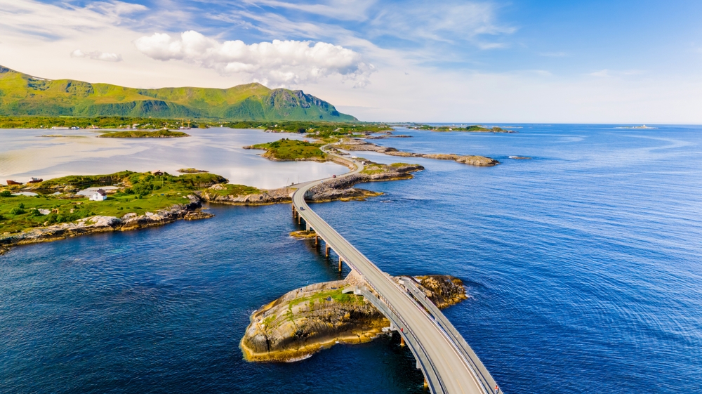 Panoramische route langs de kust van Noorwegen tijdens een meerdaagse rondreis