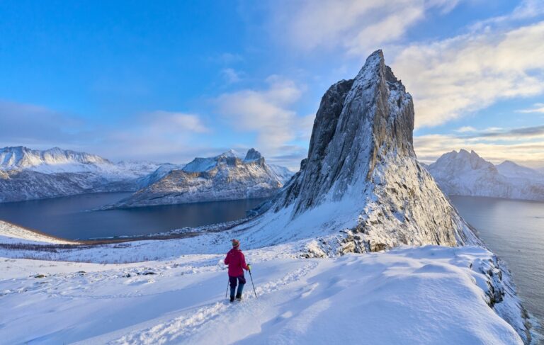 Winterlandschap in Noord-Noorwegen met besneeuwde bergen en fjorden