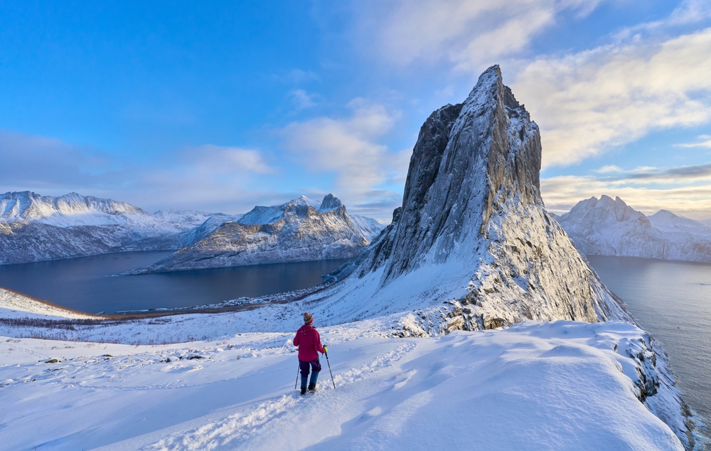 Winterlandschap in Noord-Noorwegen met besneeuwde bergen en fjorden